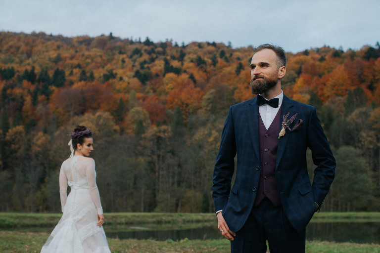 para ślubna podczas jesiennej sesji plenerowej w Bieszczadach