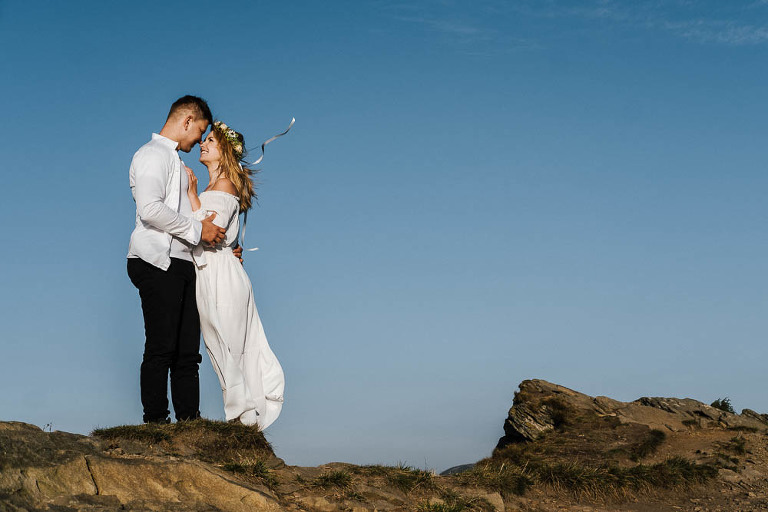 zakochani na szczycie góry w Bieszczadach 