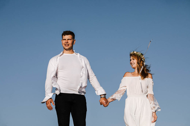 zakochani na tle nieba w Bieszczadach 