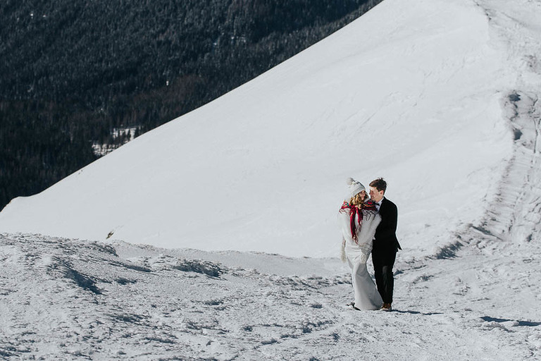 zimowa sesja plenerowa w Bieszczadach para ślubna stojąca na śniegu