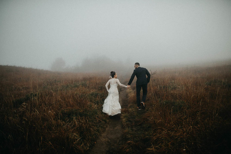 fotografia w Bieszczadach wchodzącej pary podczas sesji zdjęciowej 