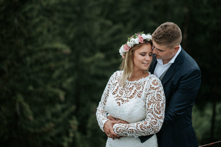 zakochani podczas sesji plenerowej w Bieszczadzkim lesie 