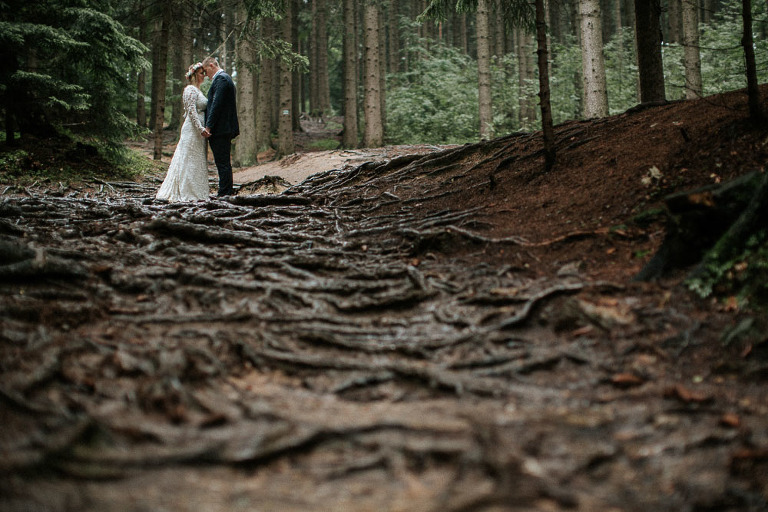 zakochani podczas sesji zdjęciowej w Bieszczadzkim lesie 