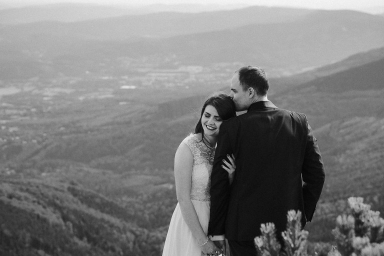 przytuleni zakochani w trakcie sesji plenerowej w Bieszczadach 