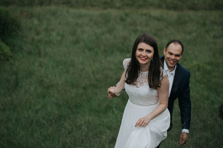 Państwo młodzi wchodzący pod górę w Bieszczadach 