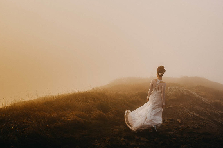 Panna młoda spacerująca przy zamglonym poranku w Bieszczadach