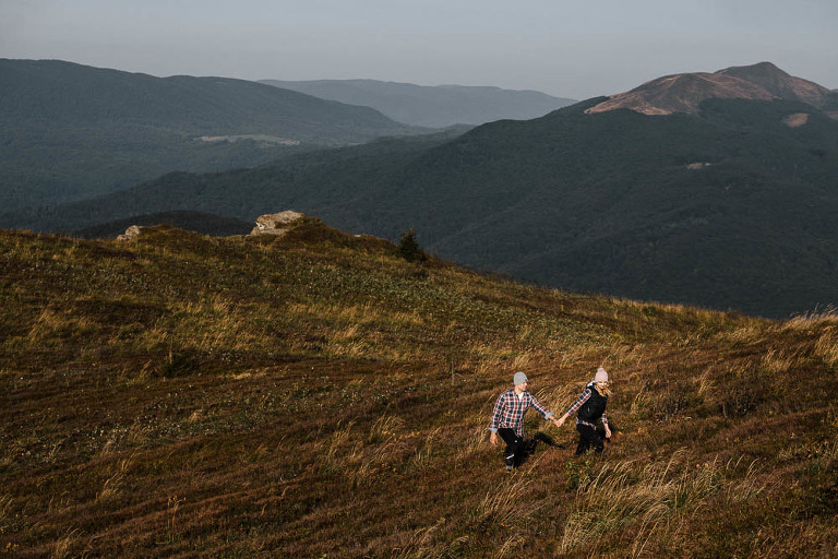 sesja narzeczeńska w Bieszczadach para trzymająca się za ręce 