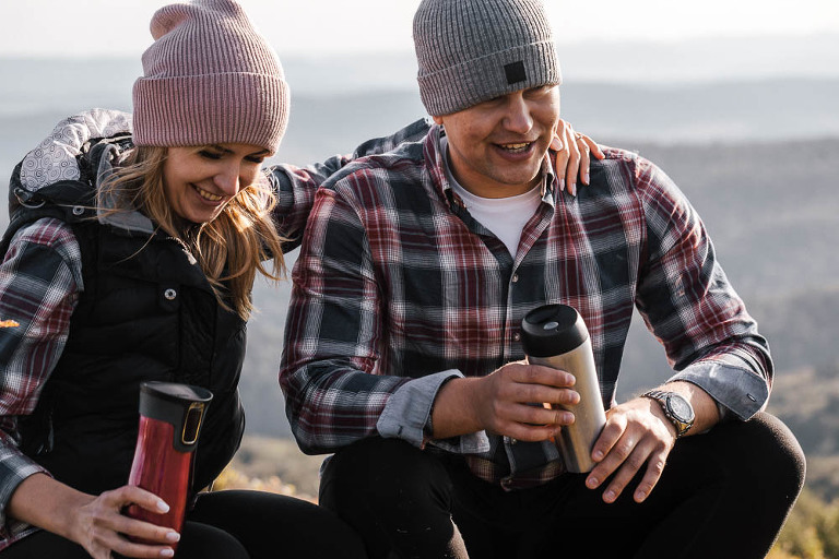 przytuleni zakochani podczas sesji narzeczeńskiej w Bieszczadach