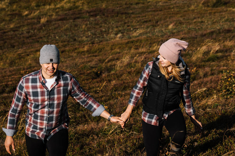 zakochani podczas sesji narzeczeńskiej w Bieszczadach wchodzący pod górę jesienią 