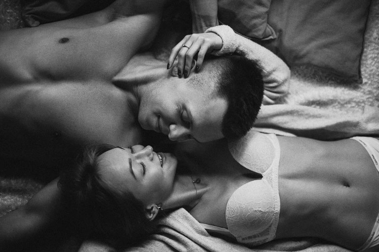 przytulona para w sensualnej sesji narzeczeńskiej