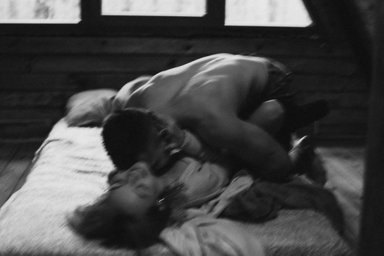 intymna sensualna sesja narzeczeńska