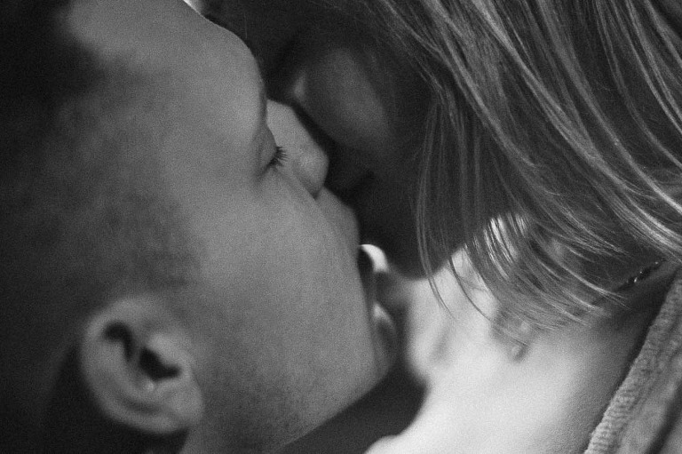 calujaca sie para podczas sensualnej sesji