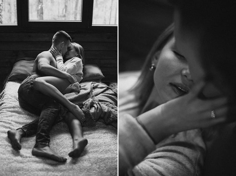 przytulona para podczas intymnej sesji narzeczeńskiej w drewnianym domku 