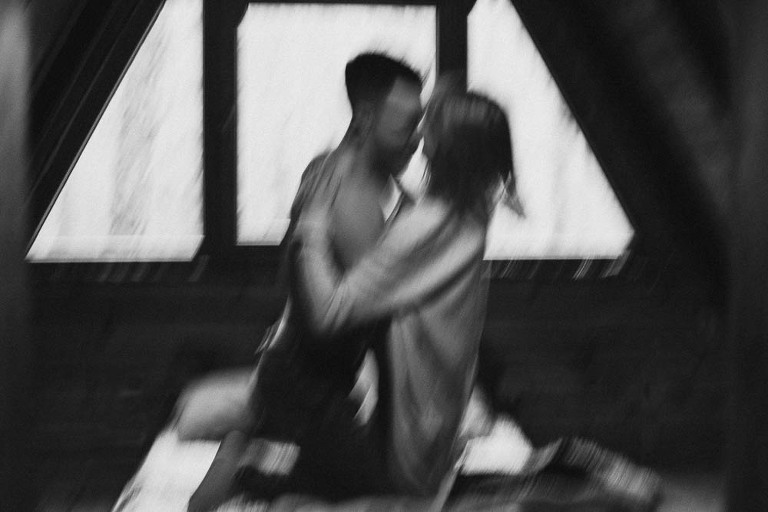 intymna sensualna sesja narzeczeńska