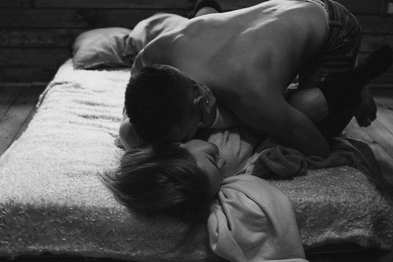 przytulona para podczas sesji we dwoje 