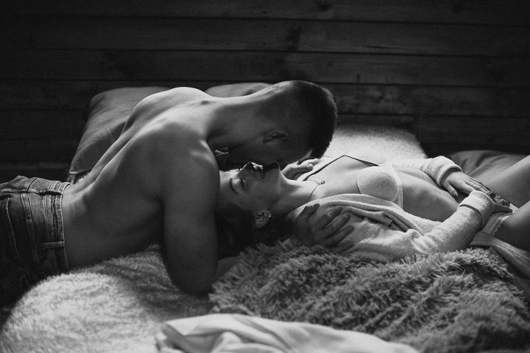 intymna sesja w łóżku