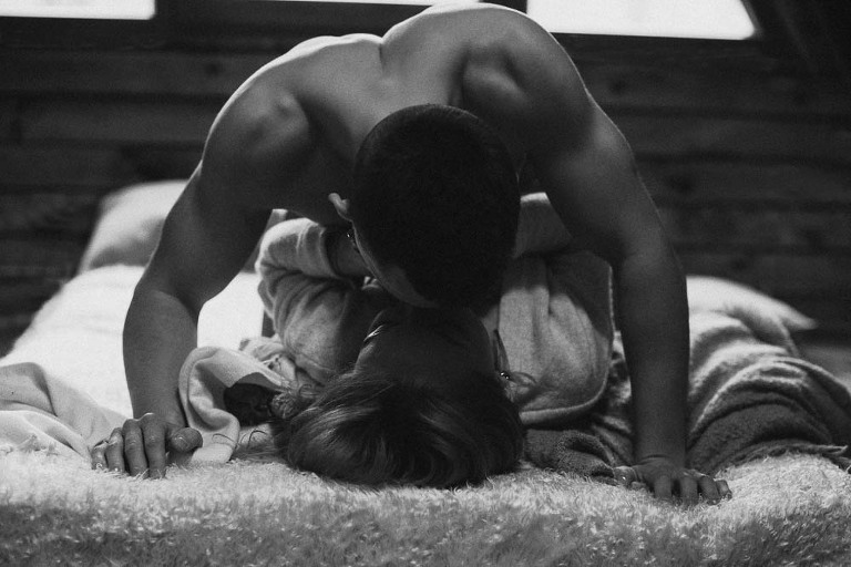 zmysłowa i nastrojowa sesja zdjęciowa pary 