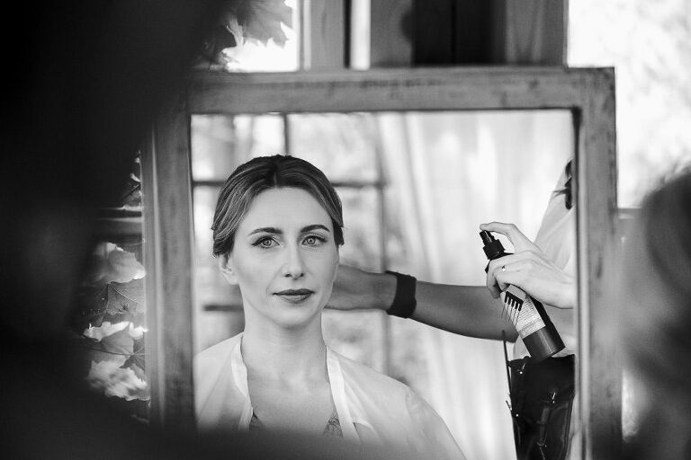 Pani młoda przeglądająca się w lustrze 