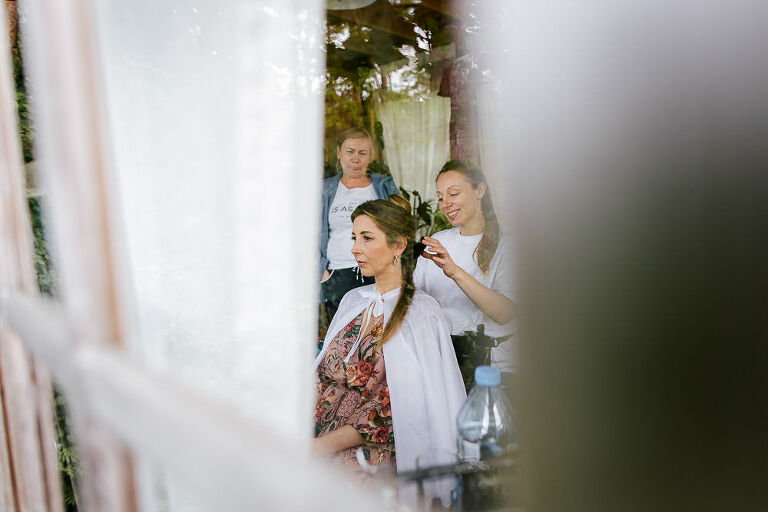 mały domek obok dużej stajni 