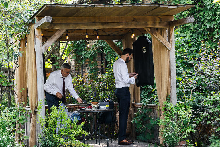 cicha 23 przygotowania pana młodego w altanie