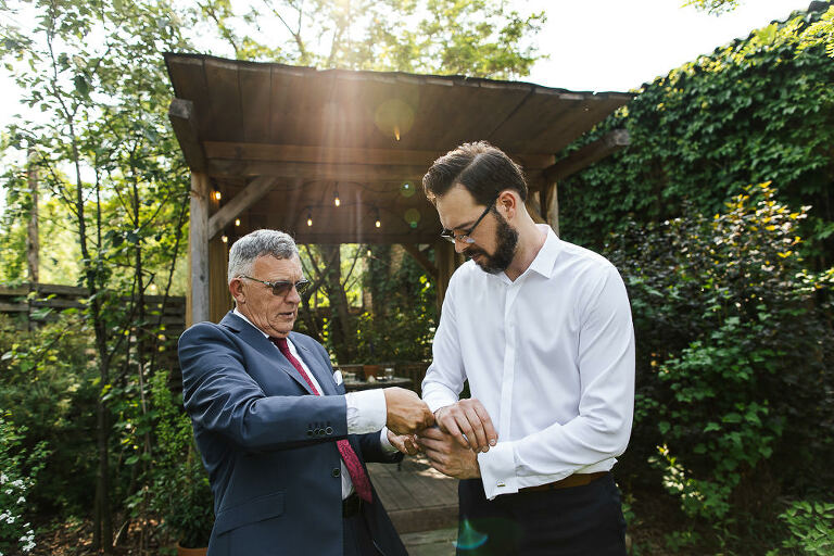 przypinanie spinek przez pana młodego 