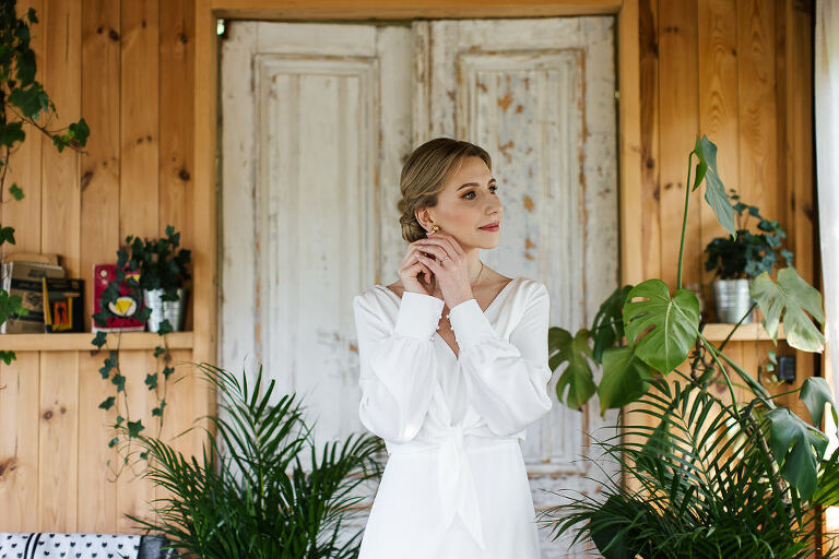 portret Pani młodej cicha 23 drewniany domek