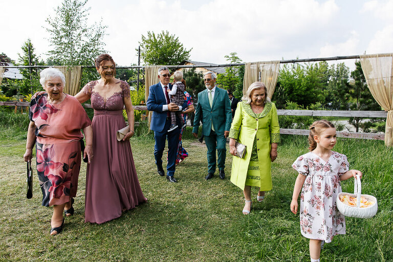 goście idą na ślub slow wedding
