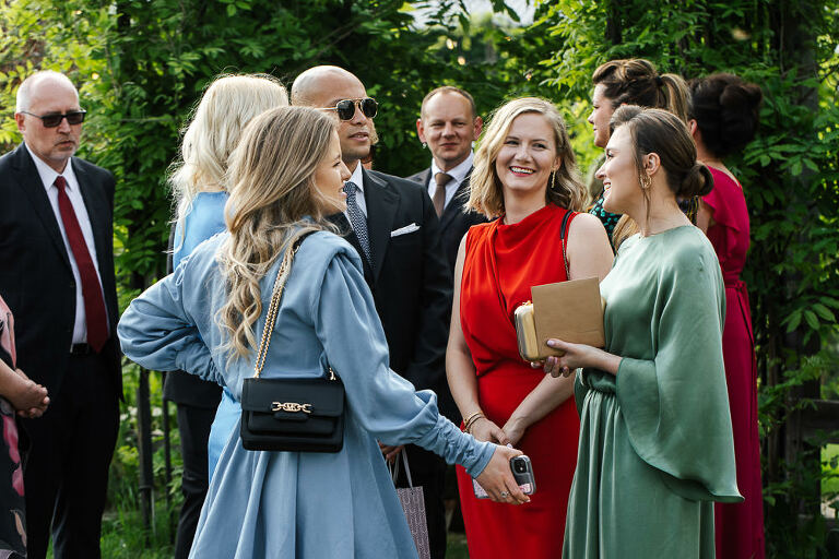 goście przed ślubem plenerowym 