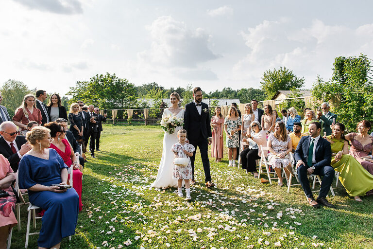 para młoda idzie po rozsypywanych kwiatach na swój ślub cicha 23