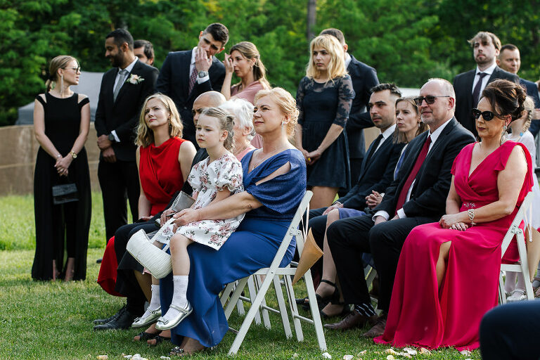 goscie na slubie plenerowym 