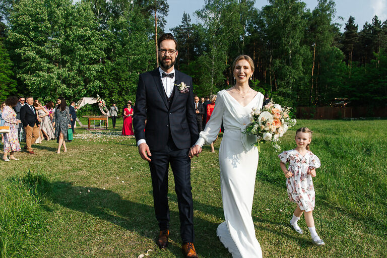 para po slubie plenerowym idzie na sale cicha 23 