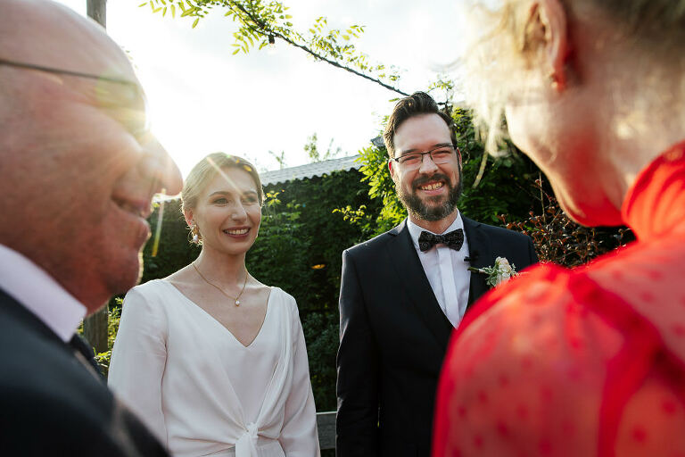 para młoda w trakcie życzeń na weselu cicha 23