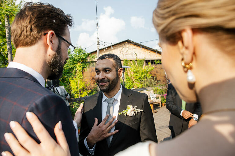 świadek składa życzenia parze młodej 