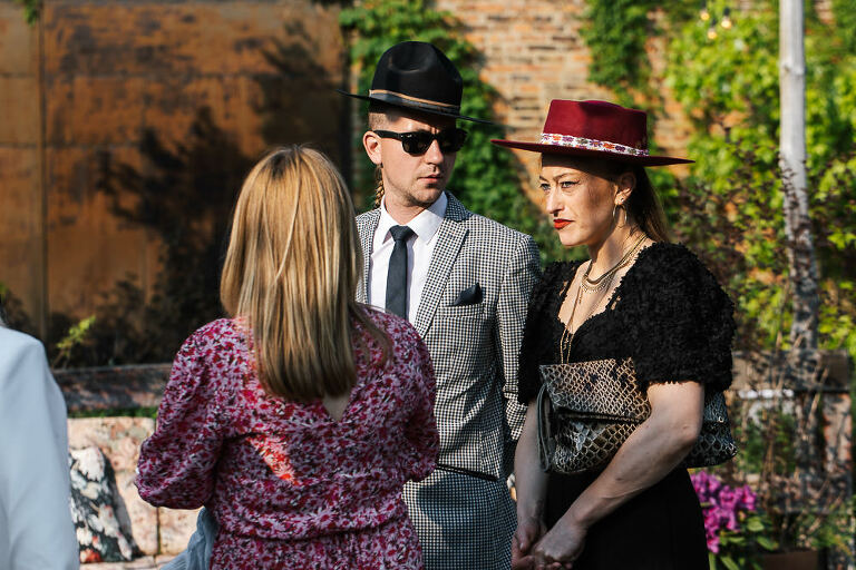 goście w kapeluszach na weselu 