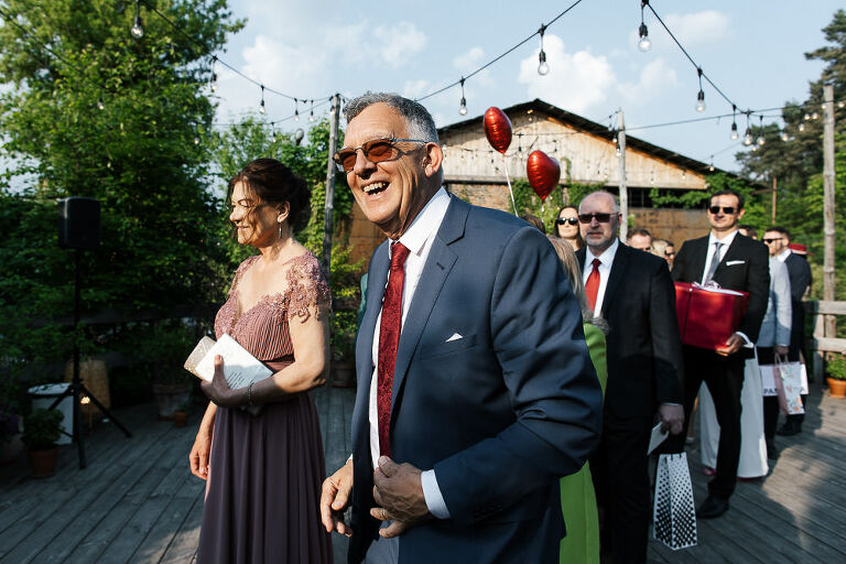 goście czekają aby złożyć życzenia 