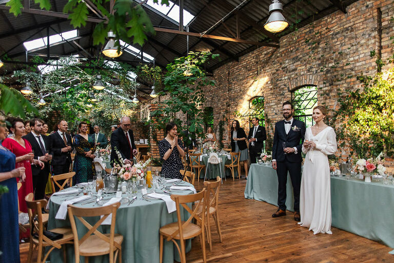 Para młoda w dużej stajni Cicha 23 