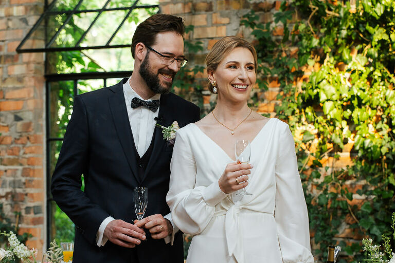 uśmiechnięci nowożeńcy w dużej stajni Cicha 23 