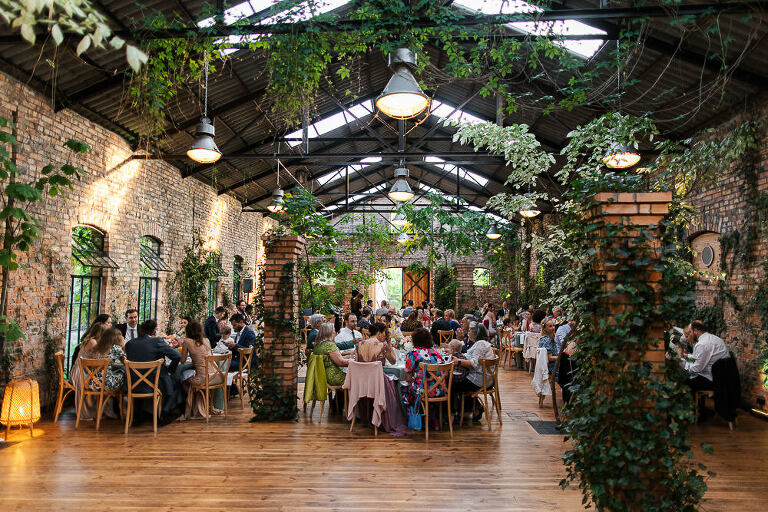 cicha 23 duża stajnia goście przy okrągłych stołach 