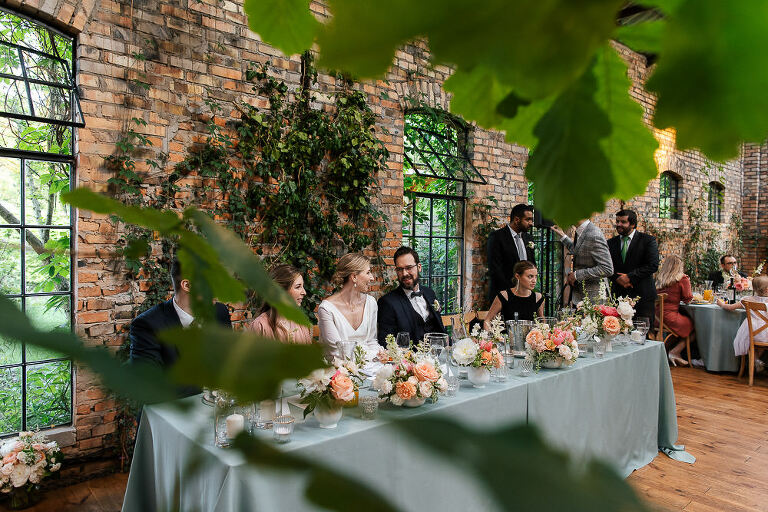 cicha 23 duża stajnia para młoda siedzi przy stole 