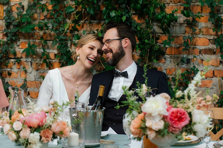 cicha 23 nowożeńcy przy stole 