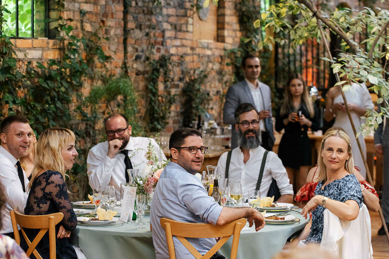 cicha 23 goście przy stole śmieją się 