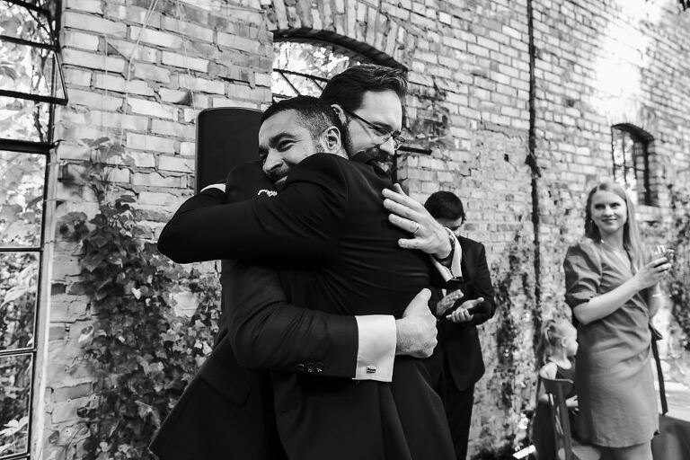 cicha 23 pan młody przytula się ze świadkiem 