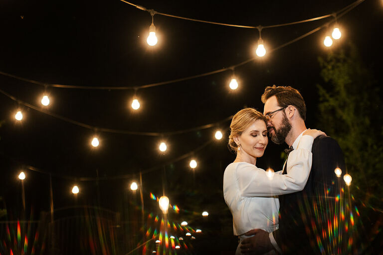 Cicha 23 slub wesele para młoda wśród girlandy 