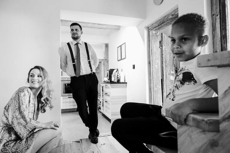 goście gotowi do wyjścia na wesele 