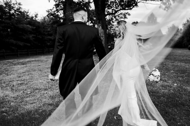 Państwo młodzi idą na swój prawosławny ślub 