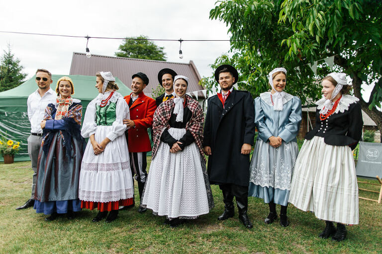 Goście na ślubie w ludowych strojach podlasie 