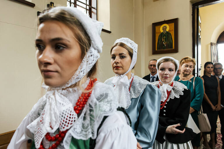 goście w strojach ludowych w cerkwi 