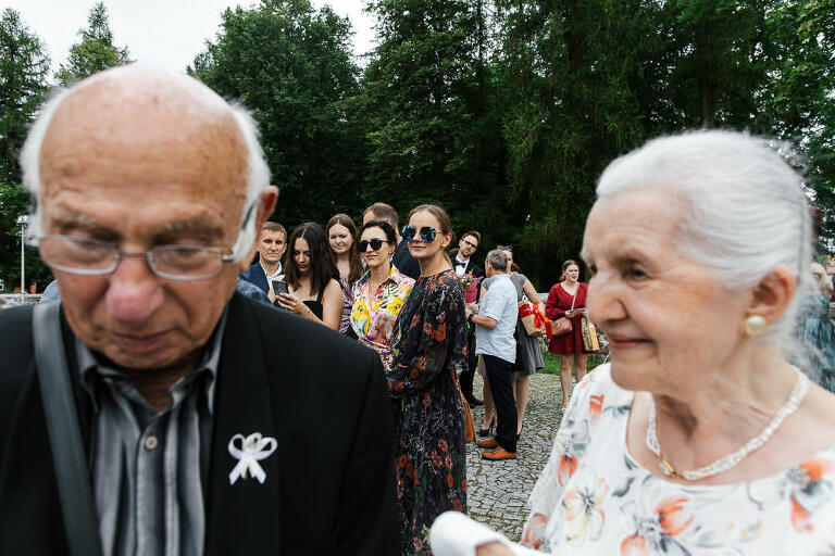 goście w trakcie życzeń po slubie