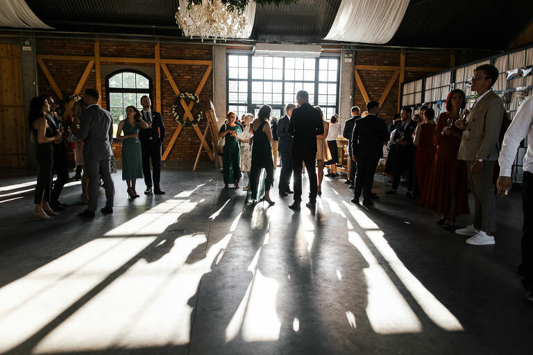 goście czekający na parę młodą w Majątku Howieny w Pomigaczach 