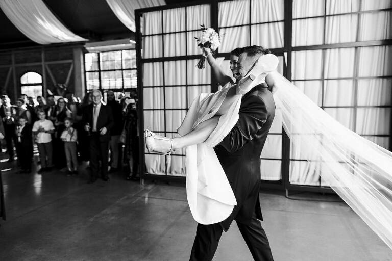 pan młody niesie na rękach swoją żonę na wesele Majatek Howieny 